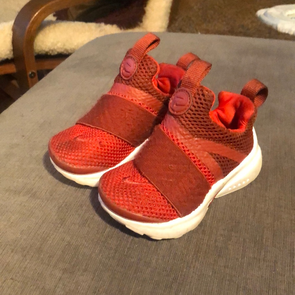 KIDS RED NIKE SNEAKERS 6C